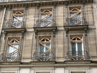 Fototapeta na wymiar façade en cours de rénovation.