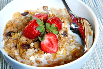 Schilderijen op glas breakfast cereal with strawberries © robynmac