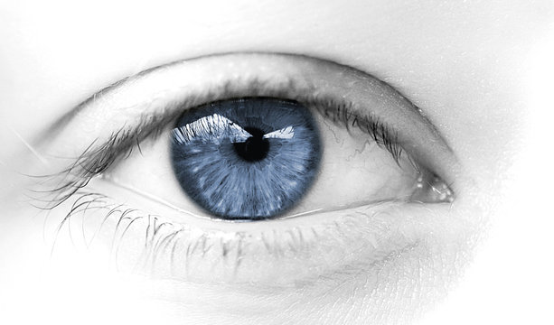 oeil de femme bleu symbole de douceur