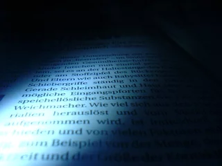 Photo sur Aluminium Journaux lumière sur une page de livre