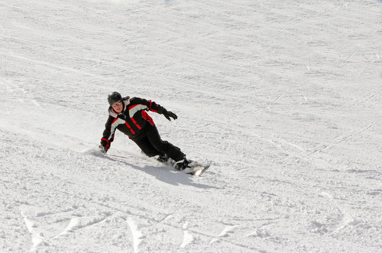 carving snowboarder