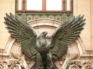 aigle aux ailes déployées.
