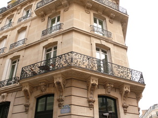 Naklejka premium façade en coin; immeuble blanc en pierre de taille.