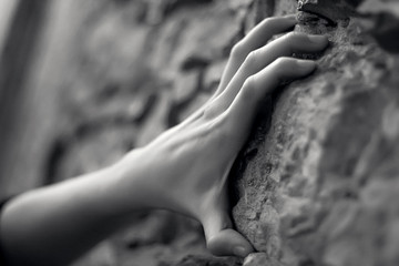 main de femme battue sur mur symbole de douleur