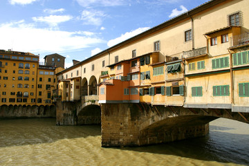 Fototapeta na wymiar famous bridge ponte vecchio on arno river in flore