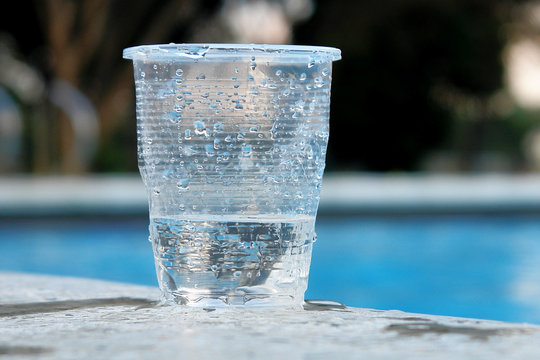 vaso desechable con agua foto de Stock | Adobe Stock