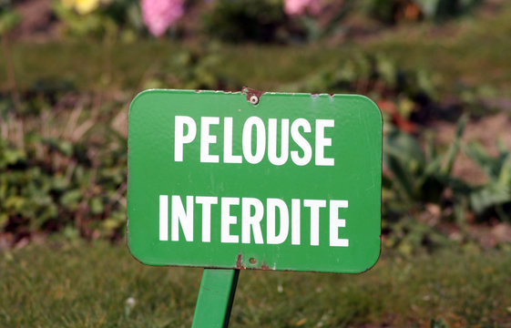 pelouse interdite