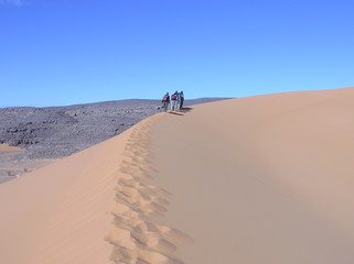 Fototapeta na wymiar trek dans le sahara
