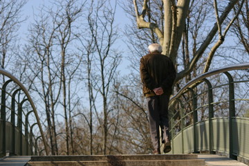 personne âgée en promenade