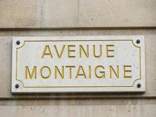 Naklejka premium avenue montaigne centré.