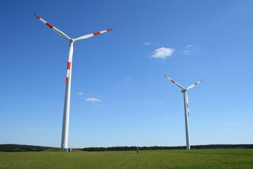 Fototapeta na wymiar windräder i wiatrową