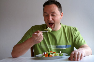 mann mit salat