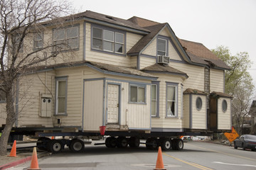 House on wheels, transporting large house