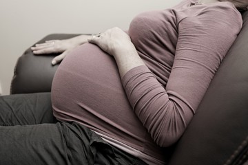 ventre de femme enceinte assise - 2858964