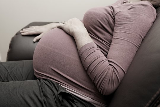 ventre de femme enceinte assise