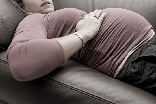 ventre de femme enceinte allongee