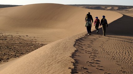 randonneurs sur une dune