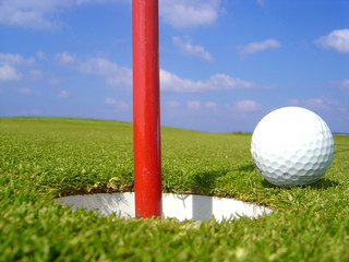 golf balle près du trou sur le green