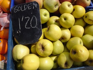 apples in the market