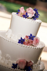 pink rose and blue flower wedding cake