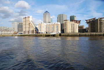 Fototapeta na wymiar side view of canary wharf with modern flats