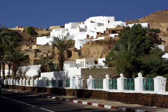 la vieille ville de djanet repeinte en blanc