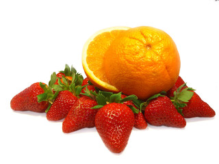 Fototapeta na wymiar morangos com laranja cortada