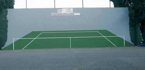 mur d'entrainement de tennis