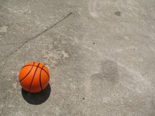 Naklejka premium basketball on the court