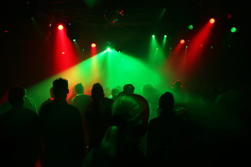 Fototapeta na wymiar tancerz disco w zielonej lichterschein
