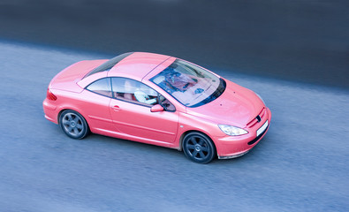 Fototapeta na wymiar różowy samochodzik, kobieta modelka, kobieta pojazdu wybór