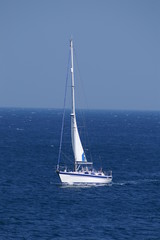 Obraz premium bateau dans crique de cala d'or aux baléares