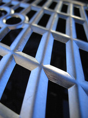 gitter geschwungen