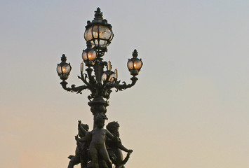 Fototapeta na wymiar lampadaire du pont alexandre 3 à paris