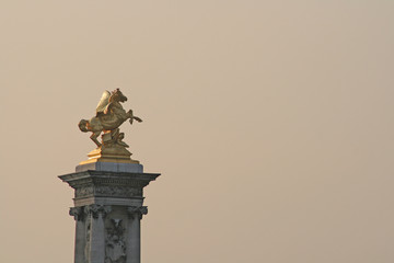 statue de cheval sur le pont alexandre 3