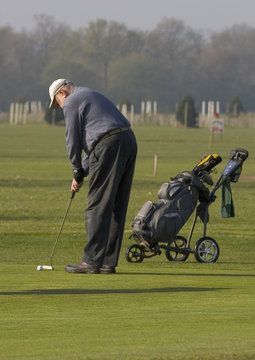 joueur de golf au putting