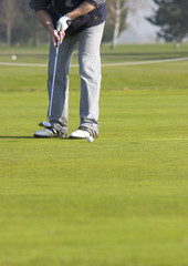 joueur de golf au putting 2