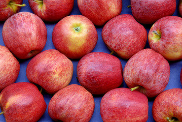 red apples