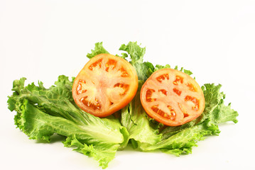 slice tomatoe on green lettuce