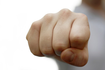 mann streckt faust in die kamera