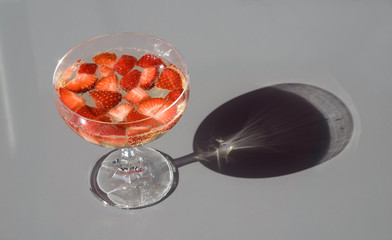 sekt mit erdbeeren