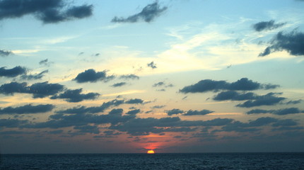 Obraz na płótnie Canvas sunset on ocean