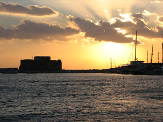 Obraz premium sunset over paphos castle