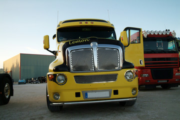 camion jaune
