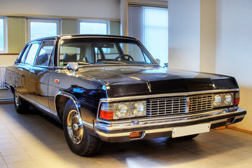 Obraz premium ussr vintage car - gaz-14 chaika (tone mapping)
