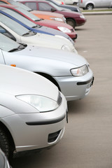 Fototapeta na wymiar samochody na parkingu