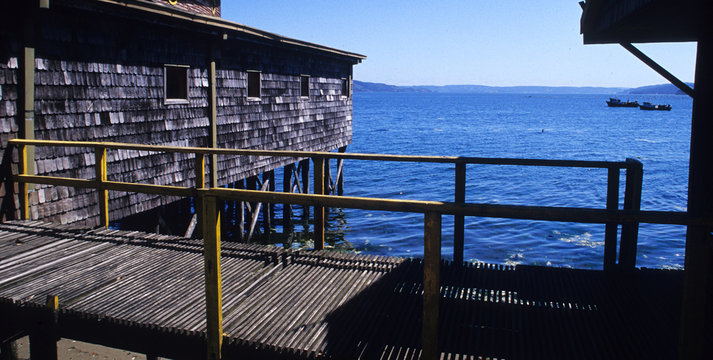 village de queilen sur l iles de chiloe au chili