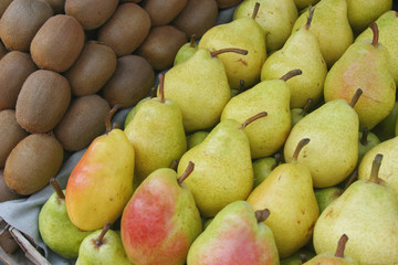pears and kiwi display
