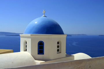 Fototapeta na wymiar kościół z niebieską kopułą