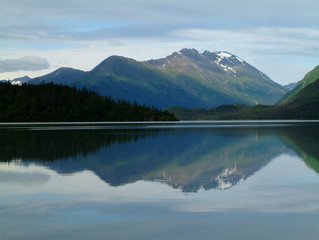Fototapeta na wymiar Odbicie górskich na Alasce